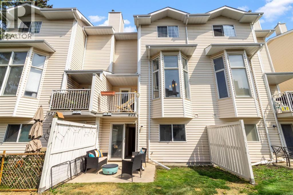 623 Hawkstone Manor Nw Property Photo 4