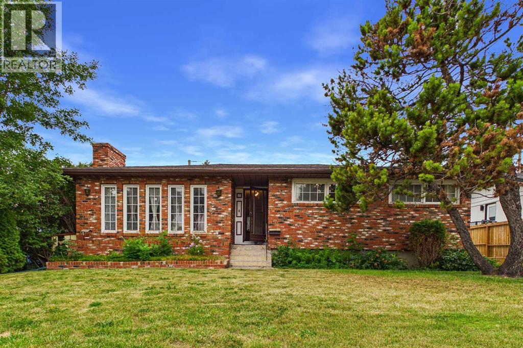 5 Chisholm Crescent NW Property Photo 1