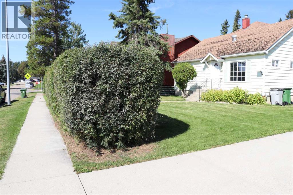 1109 50 Street Property Photo 3