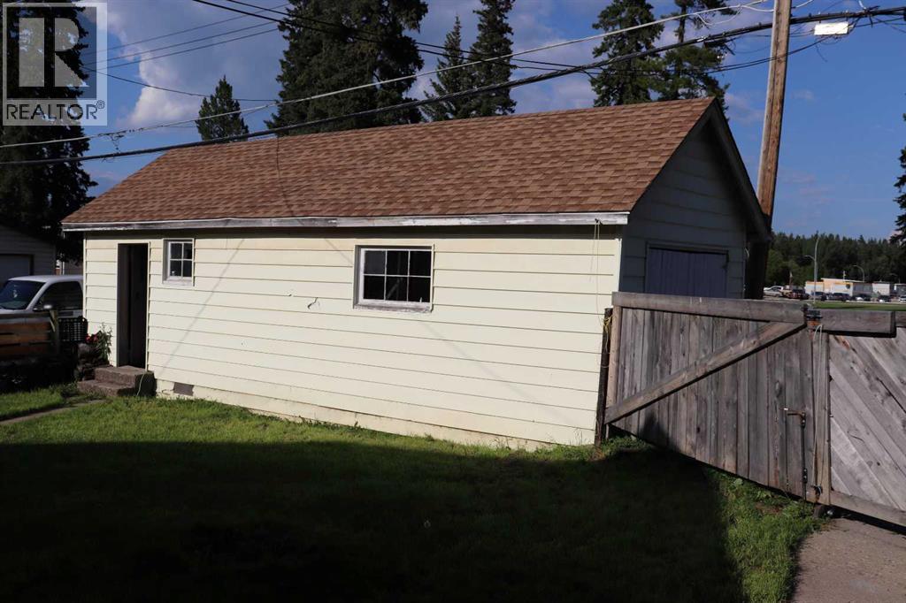 1109 50 Street Property Photo 6