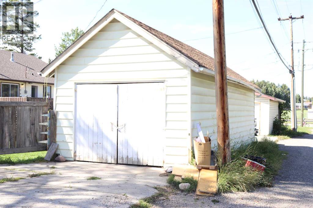 1109 50 Street Property Photo 7