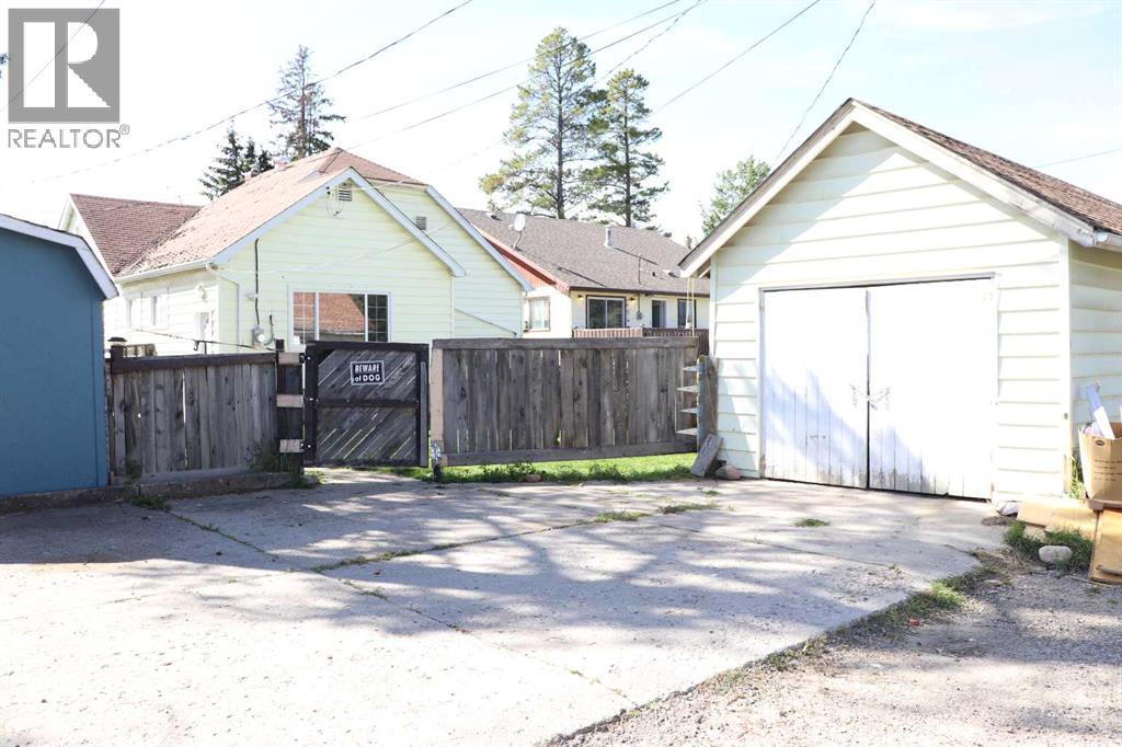 1109 50 Street Property Photo 8