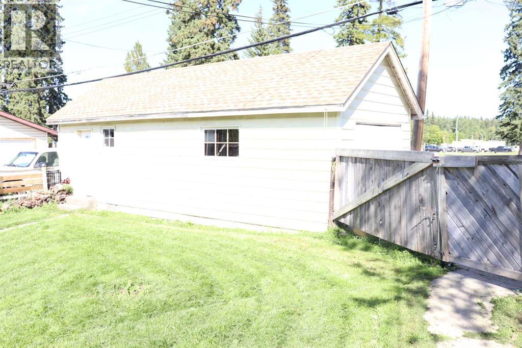 1109 50 Street Property Photo 11