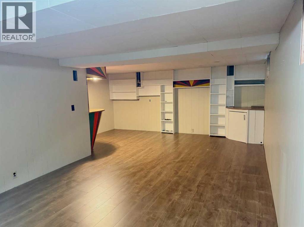 1109 50 Street Property Photo 16