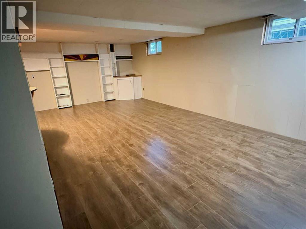 1109 50 Street Property Photo 17