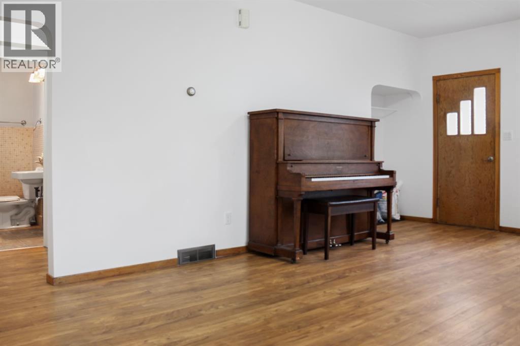 4925 49 Street Property Photo 7