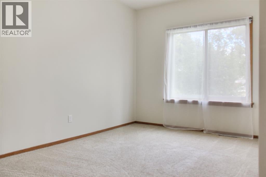 4925 49 Street Property Photo 9