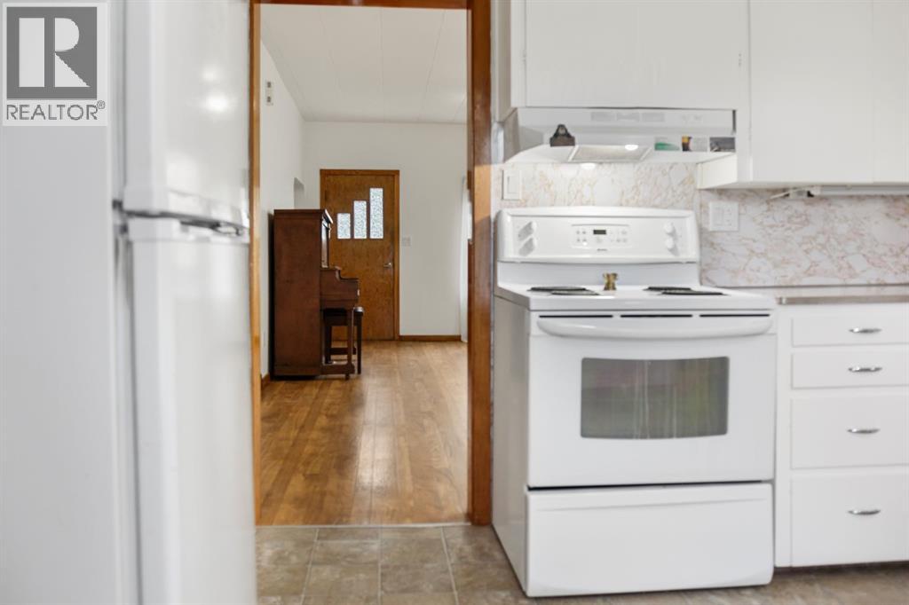 4925 49 Street Property Photo 18