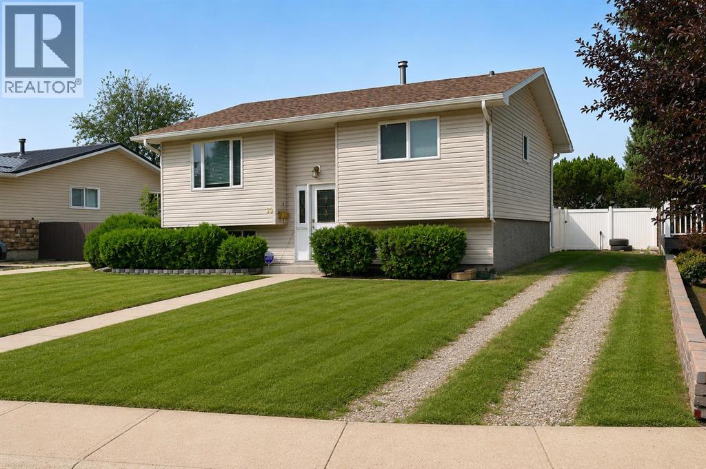 39 Chinook Road W Property Photo 2