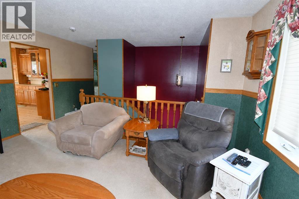 39 Chinook Road W Property Photo 6