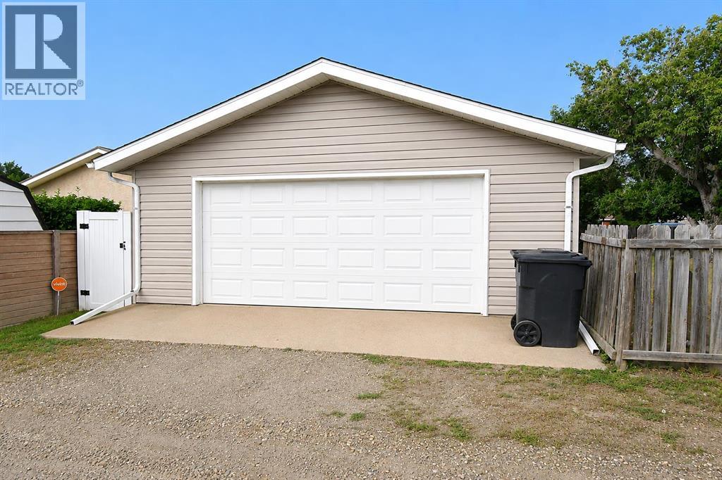 39 Chinook Road W Property Photo 45