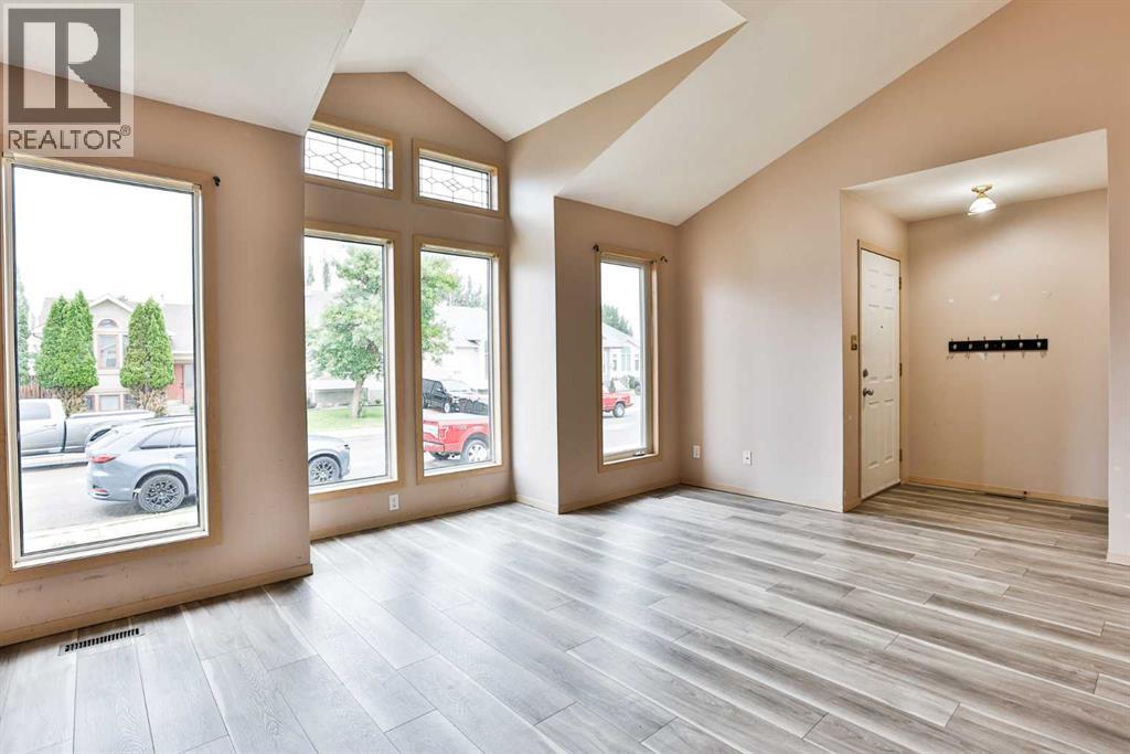 322 Assiniboia Place W Property Photo 3