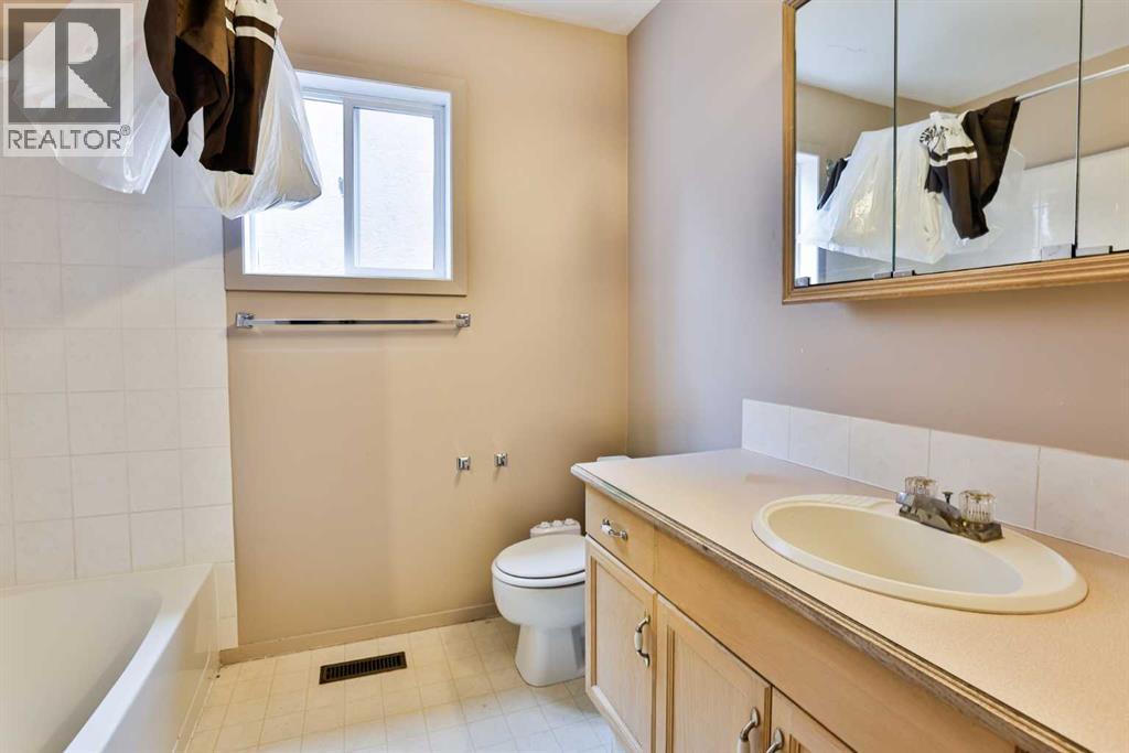 322 Assiniboia Place W Property Photo 11