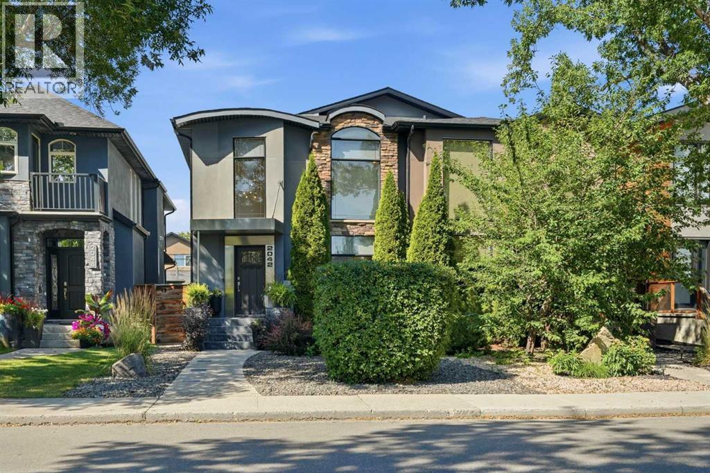2042 49 Avenue Sw Property Photo 1