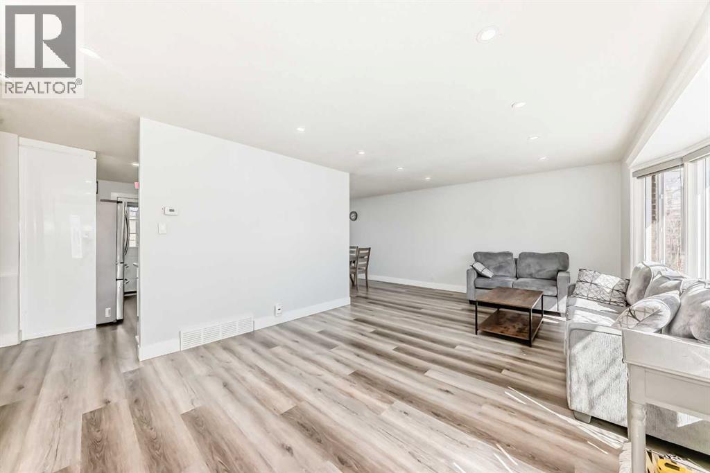 204 Whiteview Close Ne Property Photo 4
