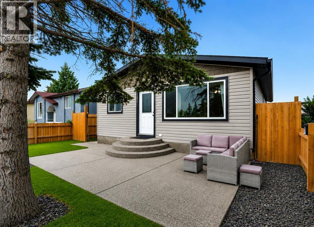 896 Rundlecairn Way Ne Property Photo 1