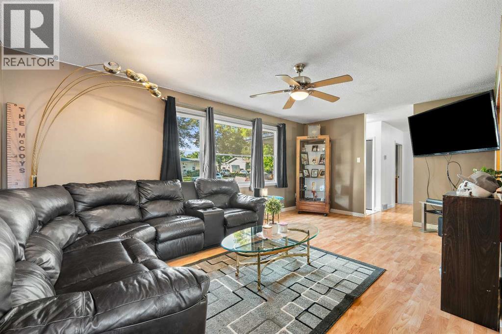 4804 38 Street Property Photo 7
