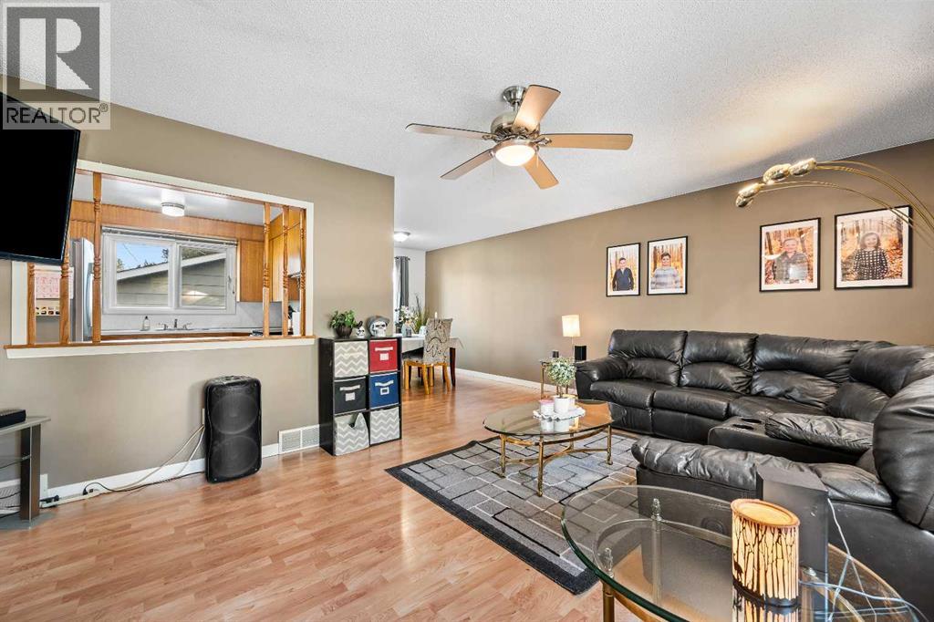 4804 38 Street Property Photo 8