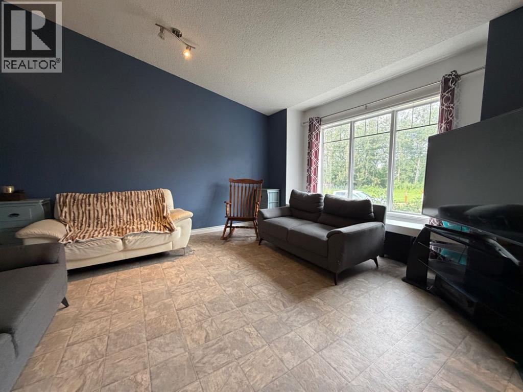 708 6 Street Property Photo 3