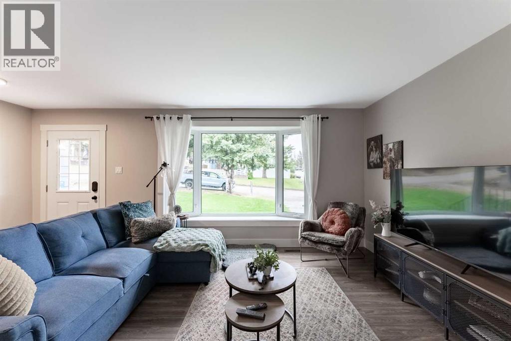 2802 77 Street Property Photo 4