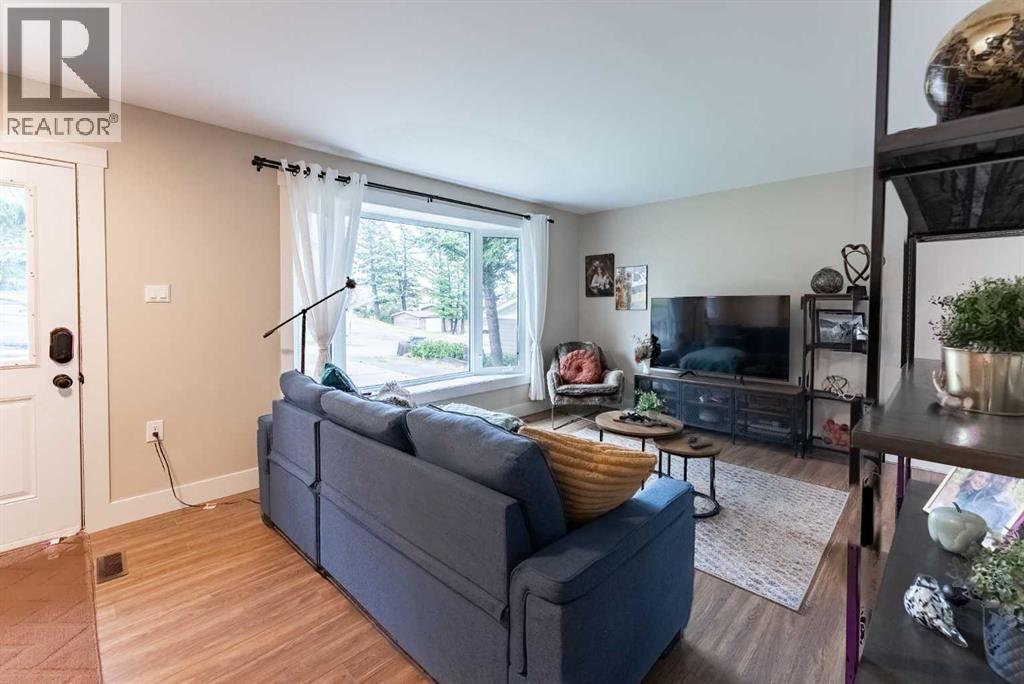 2802 77 Street Property Photo 5