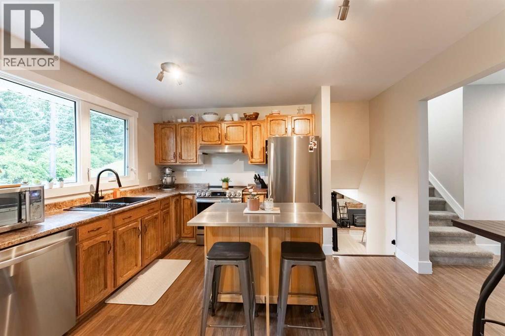 2802 77 Street Property Photo 6