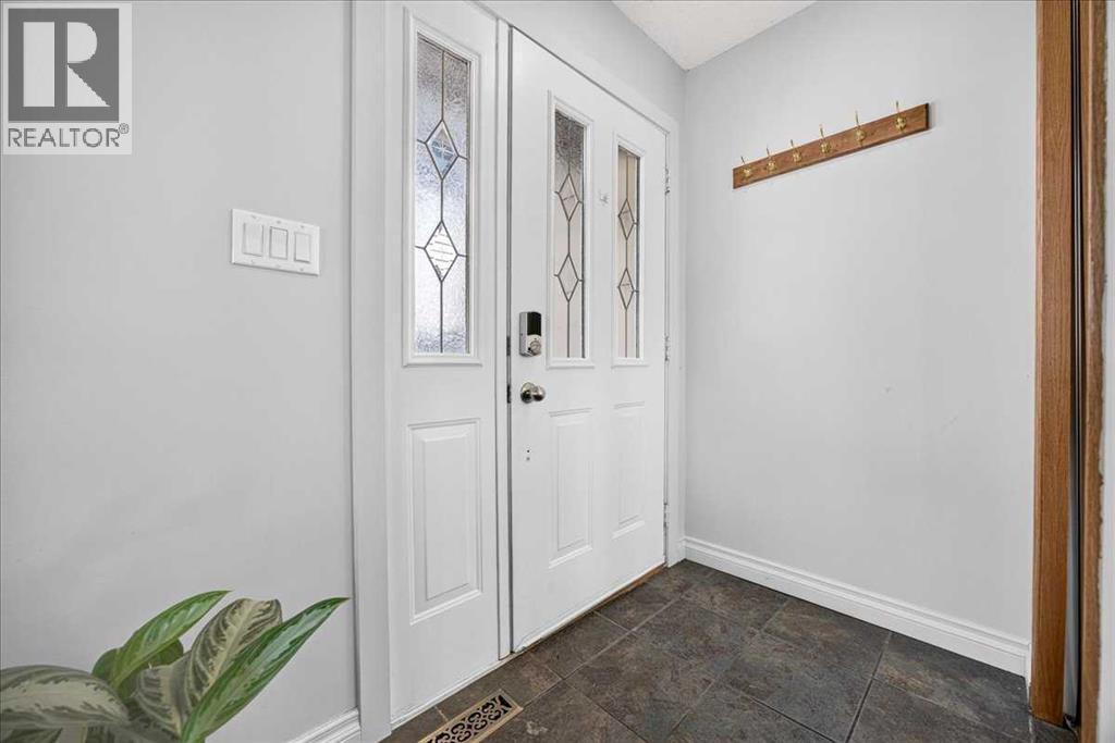 80 Templevale Way Ne Property Photo 3