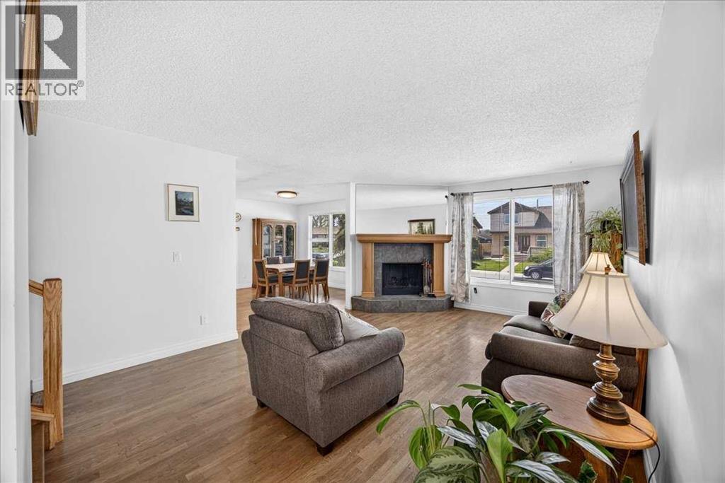 80 Templevale Way Ne Property Photo 4