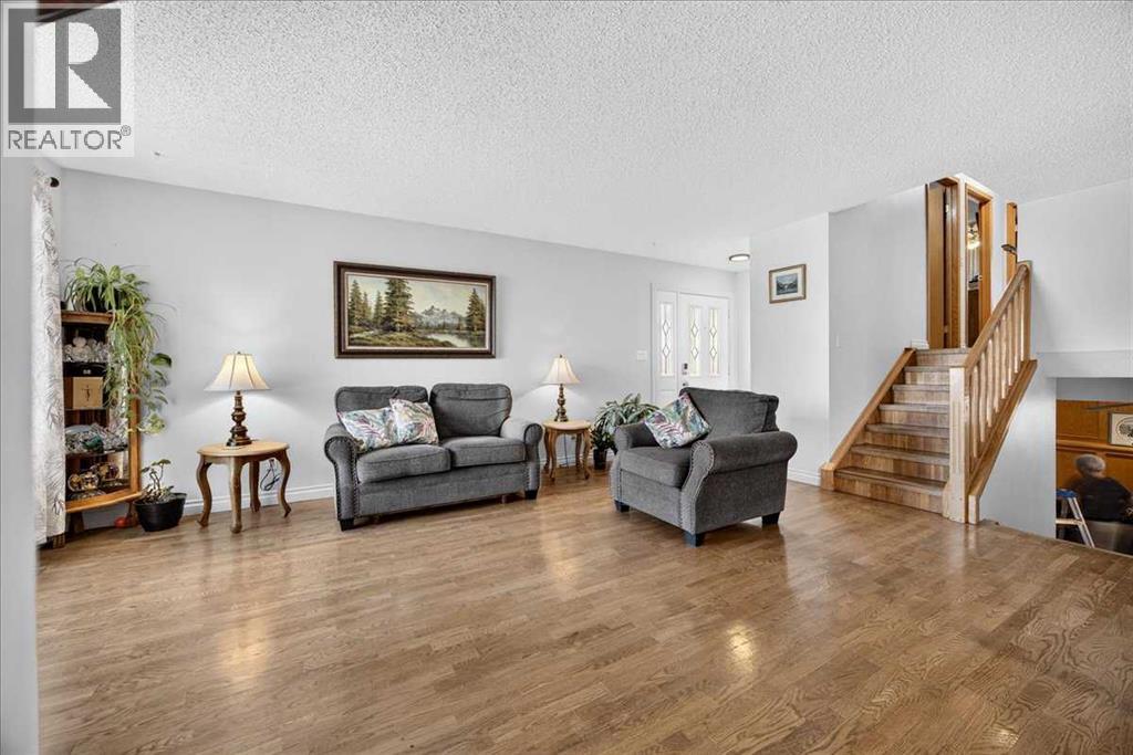 80 Templevale Way Ne Property Photo 5