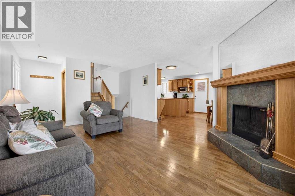 80 Templevale Way Ne Property Photo 6