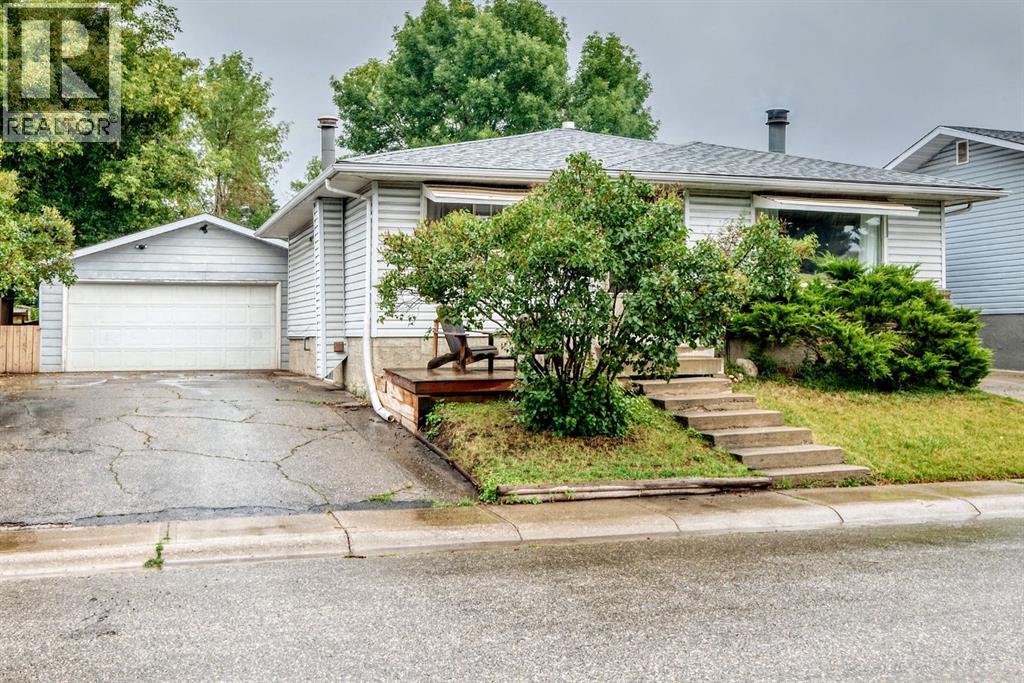 1949 Lytton Crescent Se Property Photo 1