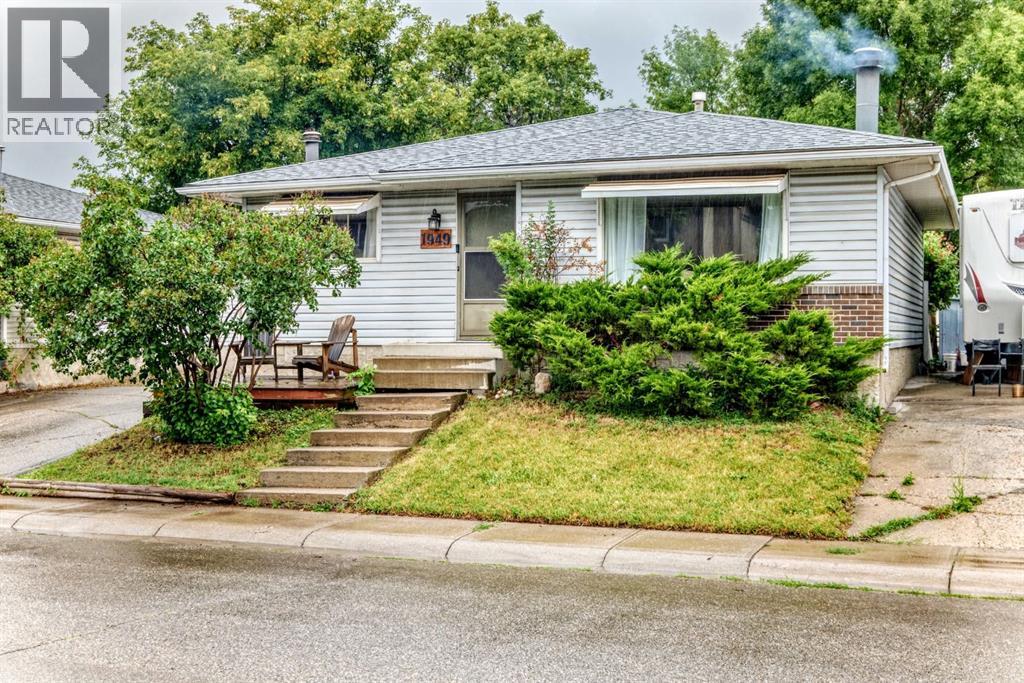 1949 Lytton Crescent Se Property Photo 2