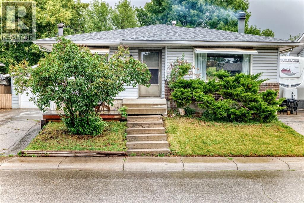 1949 Lytton Crescent Se Property Photo 3