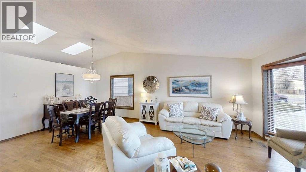 42 Ridgewood Boulevard W Property Photo 2