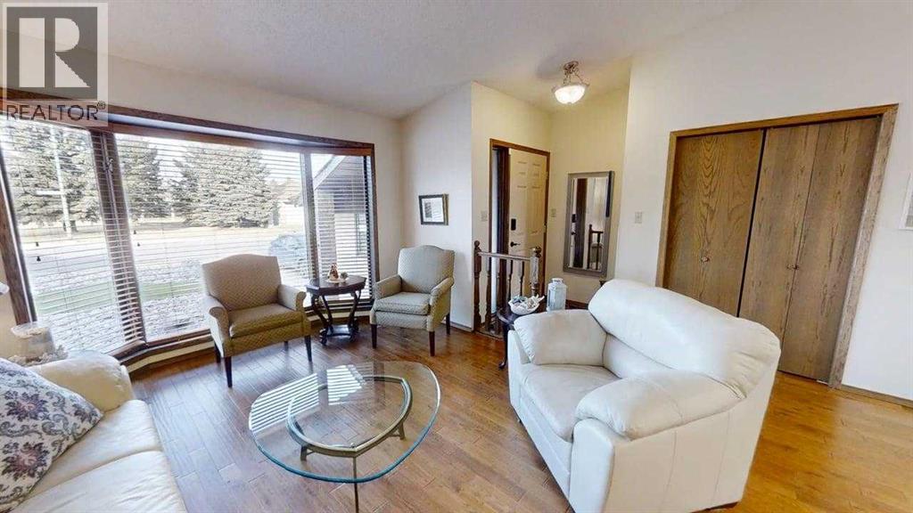 42 Ridgewood Boulevard W Property Photo 3