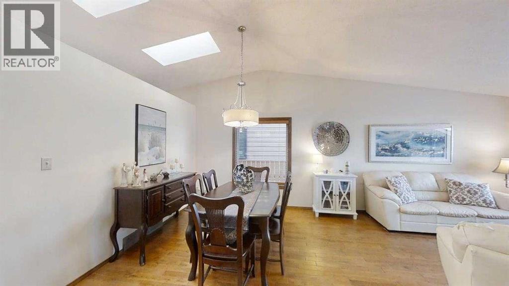 42 Ridgewood Boulevard W Property Photo 4