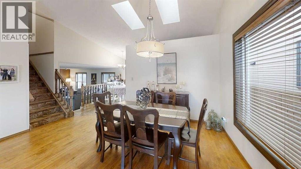42 Ridgewood Boulevard W Property Photo 5