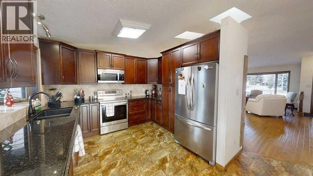 42 Ridgewood Boulevard W Property Photo 8