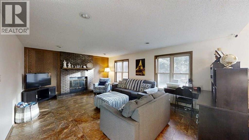 42 Ridgewood Boulevard W Property Photo 9