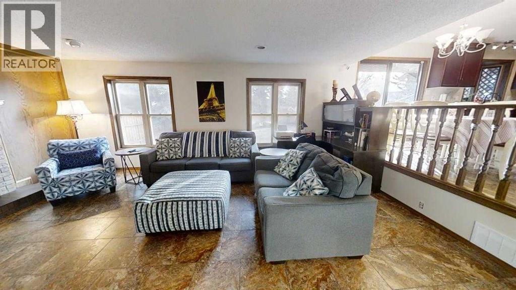 42 Ridgewood Boulevard W Property Photo 10