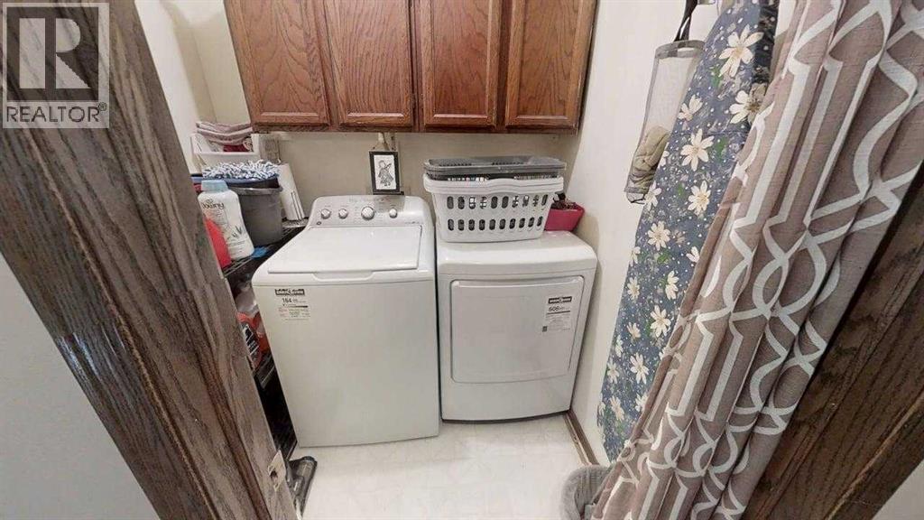 42 Ridgewood Boulevard W Property Photo 12
