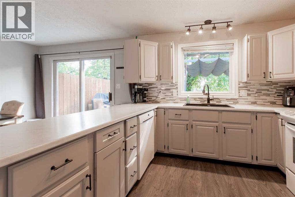 49 Iroquois Crescent W Property Photo 15