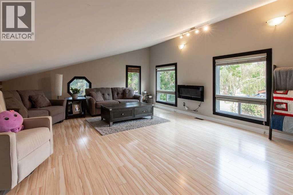 49 Iroquois Crescent W Property Photo 28