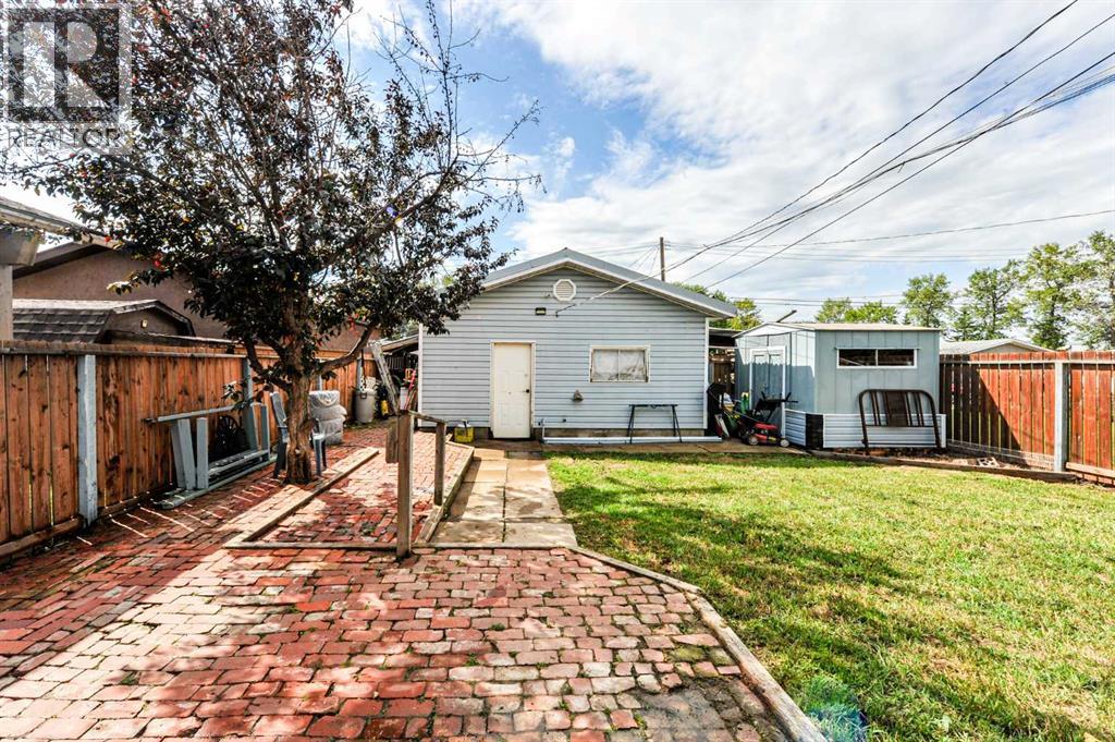 5228 42 Street Property Photo 2