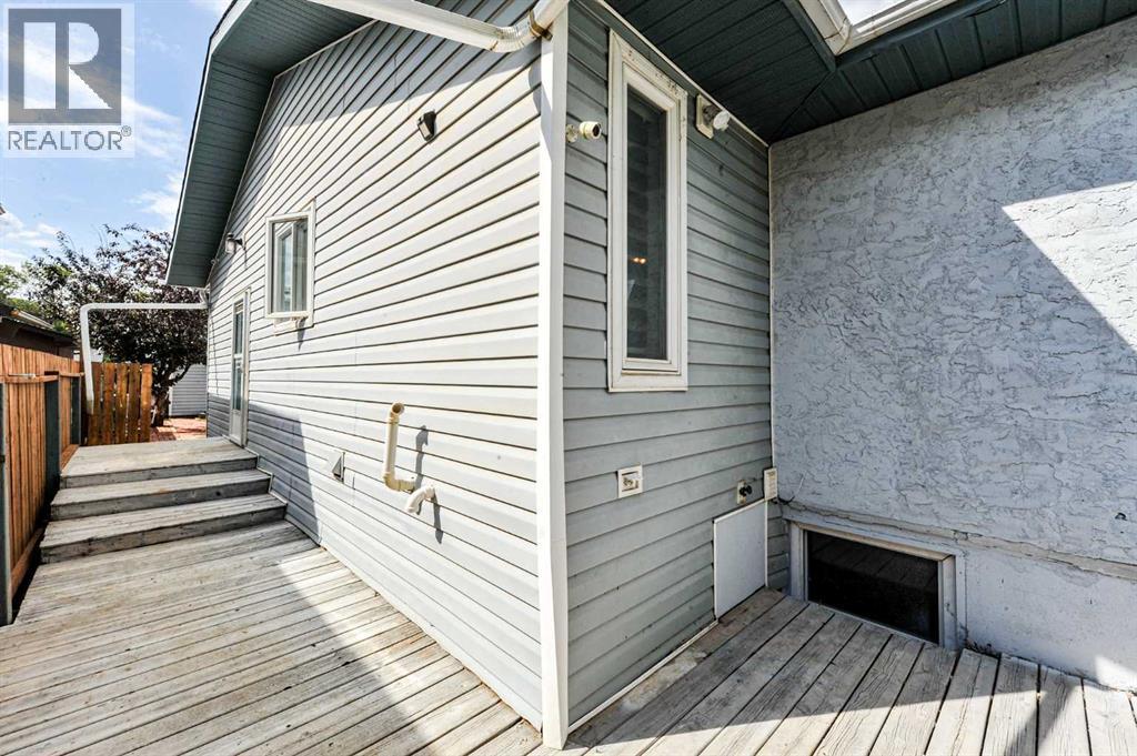 5228 42 Street Property Photo 3