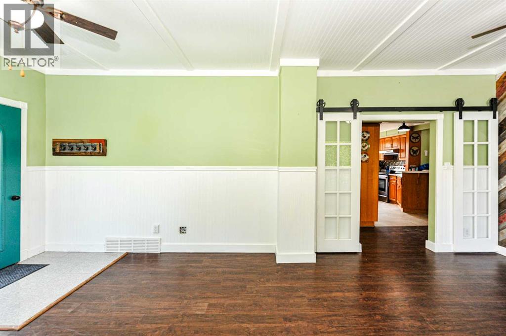 5228 42 Street Property Photo 6