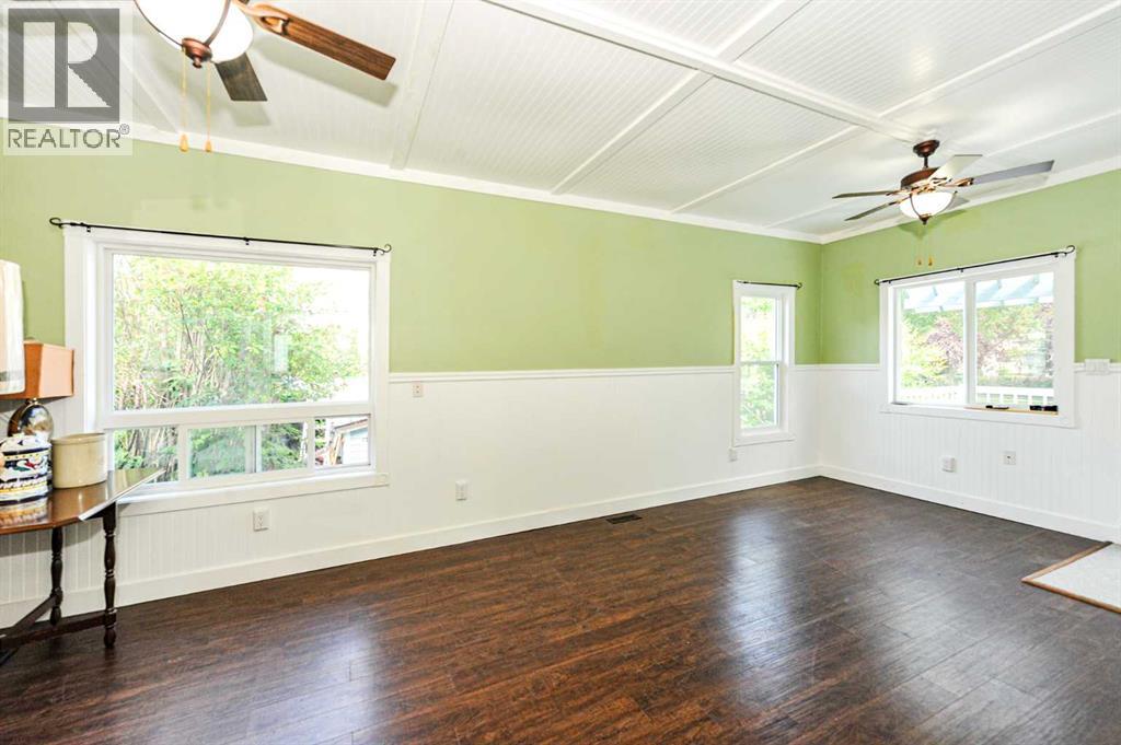 5228 42 Street Property Photo 8