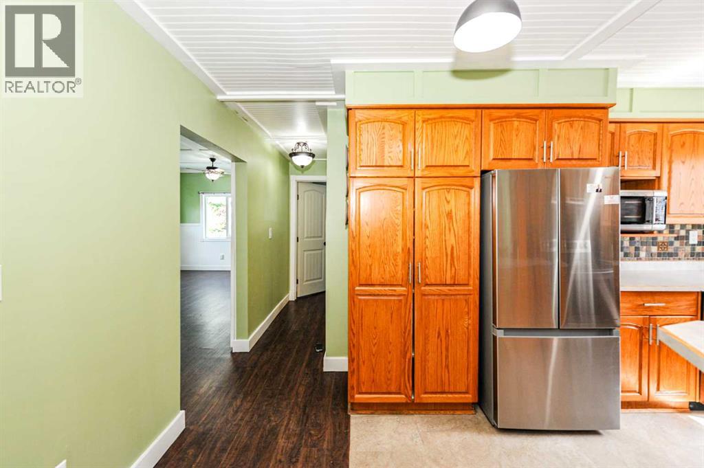 5228 42 Street Property Photo 9