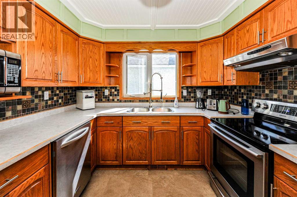 5228 42 Street Property Photo 10