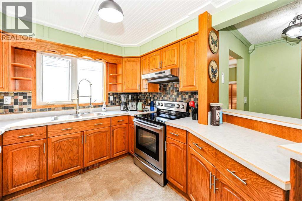 5228 42 Street Property Photo 11